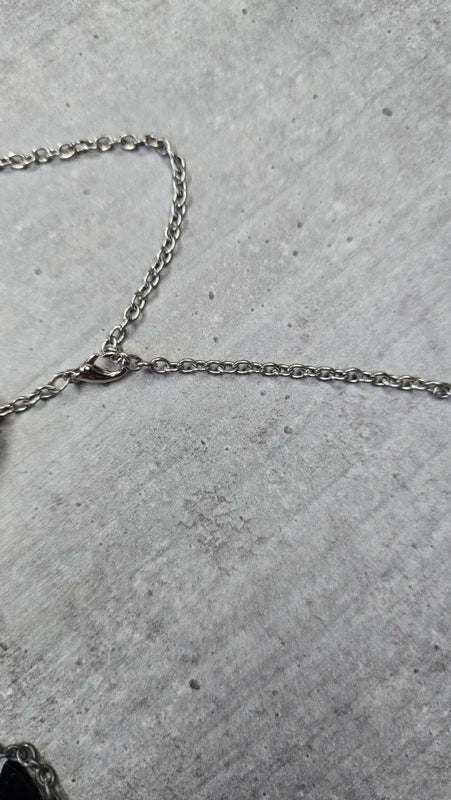 collier vintage - neuf - rétro - acier inoxydable chaine maillon argenté - pendentifs papillon dés étoile - rose rouge noir orange