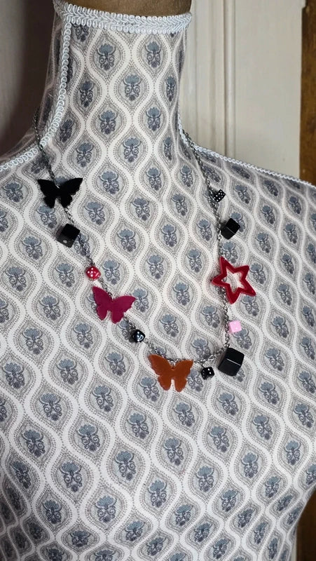 collier vintage - neuf - rétro - acier inoxydable chaine maillon argenté - pendentifs papillon dés étoile - rose rouge noir orange