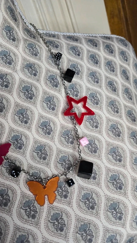 collier vintage - neuf - rétro - acier inoxydable chaine maillon argenté - pendentifs papillon dés étoile - rose rouge noir orange