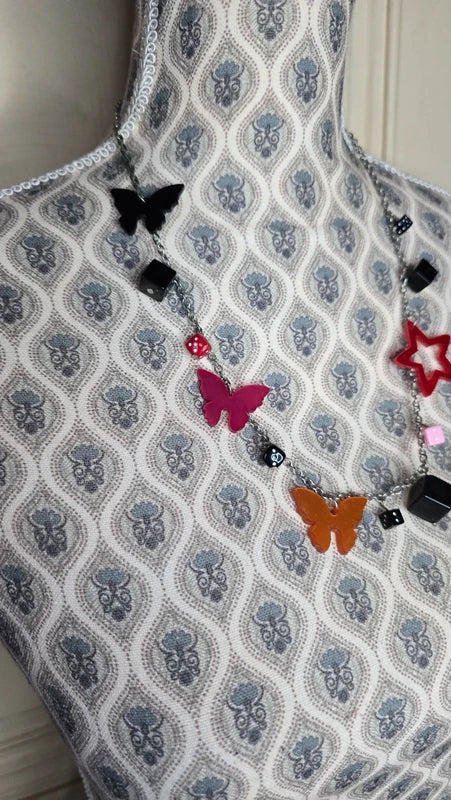 collier vintage - neuf - rétro - acier inoxydable chaine maillon argenté - pendentifs papillon dés étoile - rose rouge noir orange