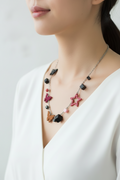 collier vintage - neuf - rétro - acier inoxydable chaine maillon argenté - pendentifs papillon dés étoile - rose rouge noir orange