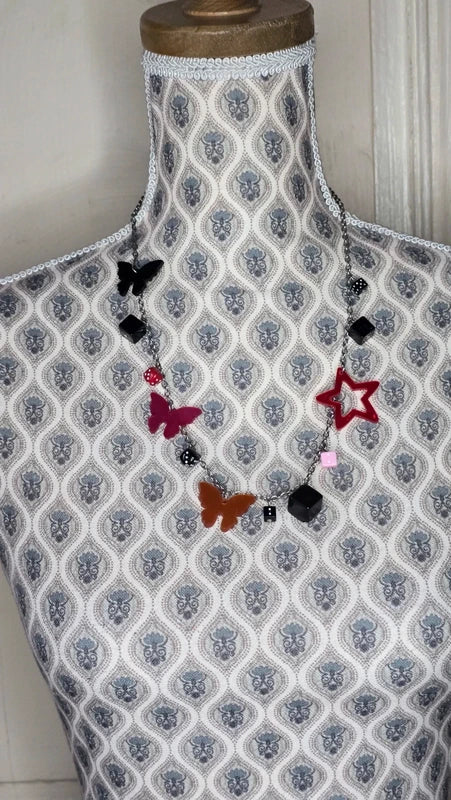 collier vintage - neuf - rétro - acier inoxydable chaine maillon argenté - pendentifs papillon dés étoile - rose rouge noir orange