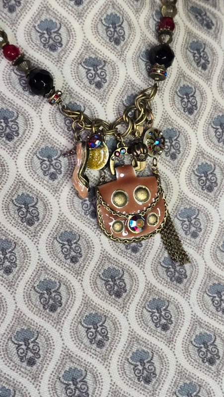 collier vintage - neuf - rétro - chaine doré - pendentif charms féminin sac chaussure perles pierres strass - acier