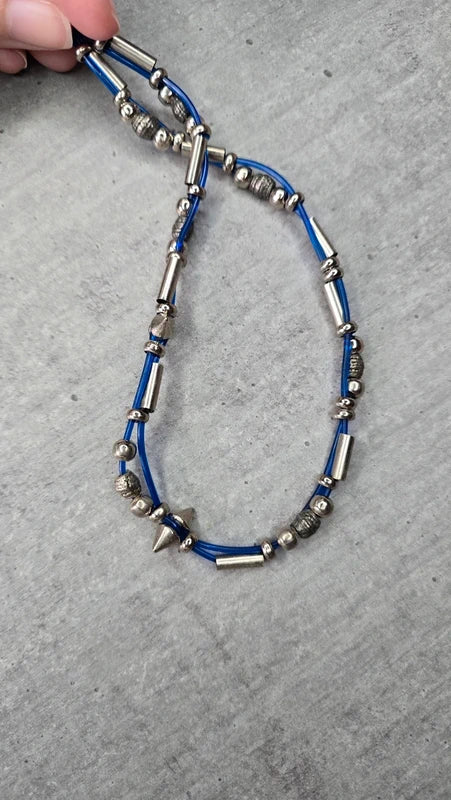 collier vintage - neuf - cordon bleu - perles argenté mobiles clous rock  -gothique vibes Y2K rétro