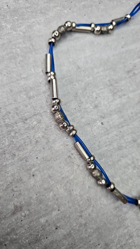 collier vintage - neuf - cordon bleu - perles argenté mobiles clous rock  -gothique vibes Y2K rétro