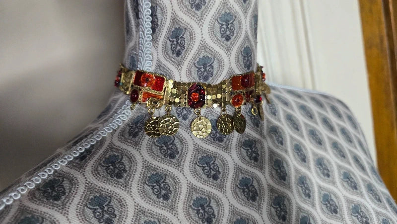 collier ras de cou vintage - esprit oriental - émaille doré - strass rouge orange - pendentif pièce texturé