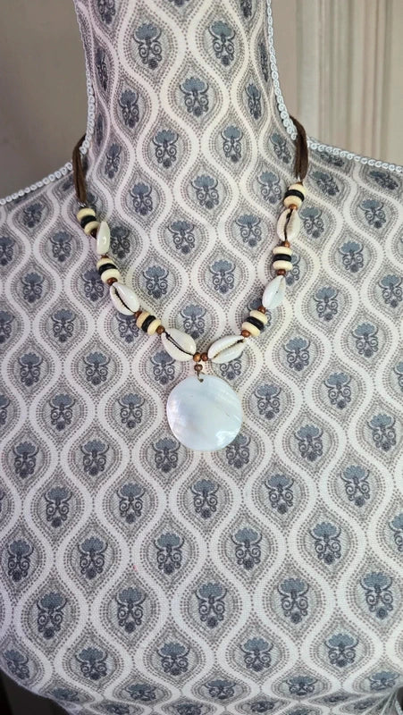 collier vintage -  neuf - coquillage cauris - pendentif en nacre - style plage - daim marron - perles