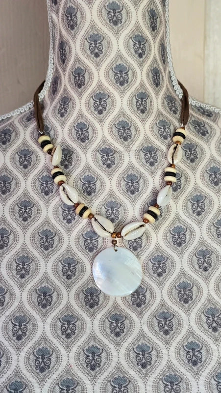 collier vintage -  neuf - coquillage cauris - pendentif en nacre - style plage - daim marron - perles