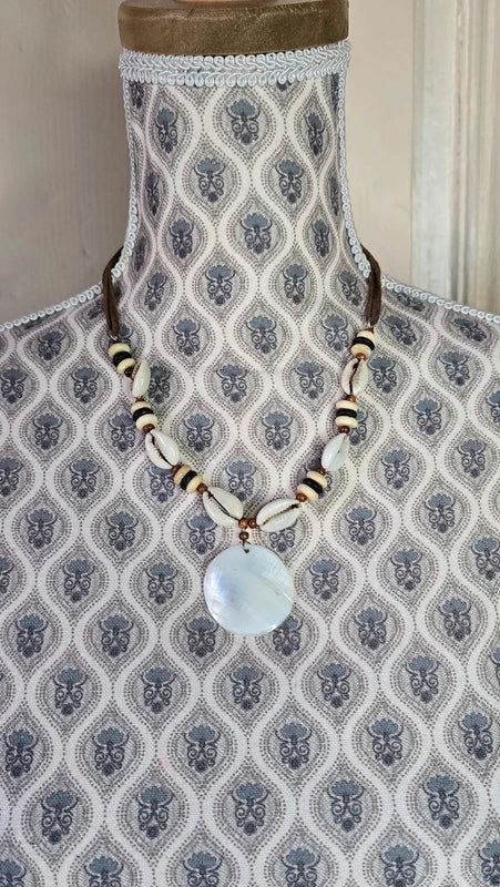 collier vintage -  neuf - coquillage cauris - pendentif en nacre - style plage - daim marron - perles