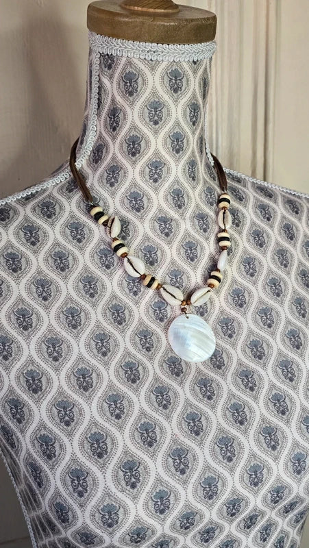 collier vintage -  neuf - coquillage cauris - pendentif en nacre - style plage - daim marron - perles