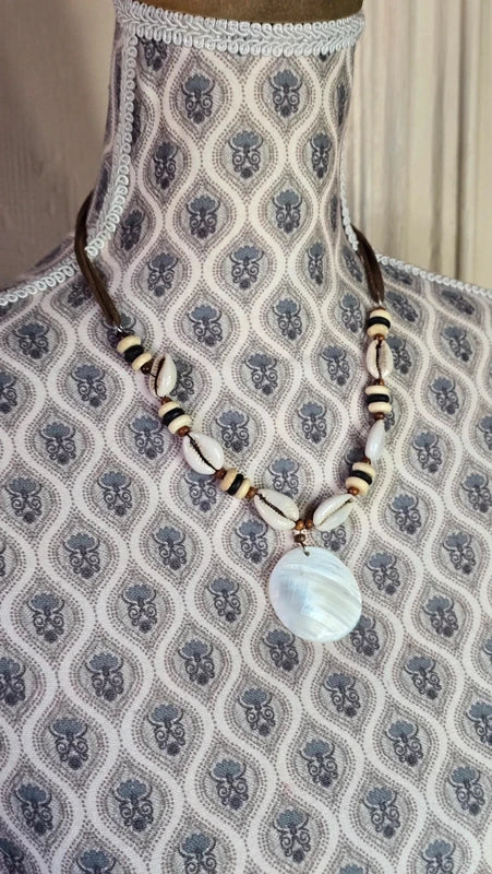 collier vintage -  neuf - coquillage cauris - pendentif en nacre - style plage - daim marron - perles
