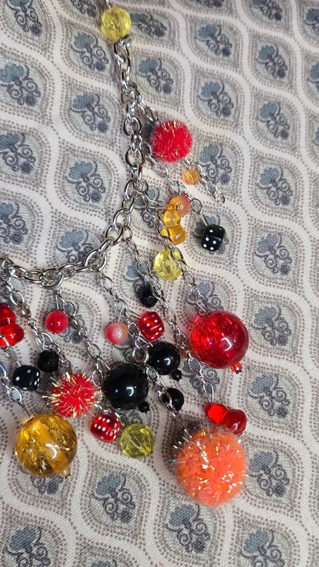 collier plastron - marque Lollipops - neuf - chaine argenté maillon en acier inoxydable - pendentif breloques charms perles facette pompons brillants
