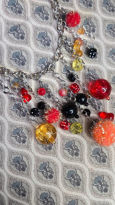 collier plastron - marque Lollipops - neuf - chaine argenté maillon en acier inoxydable - pendentif breloques charms perles facette pompons brillants