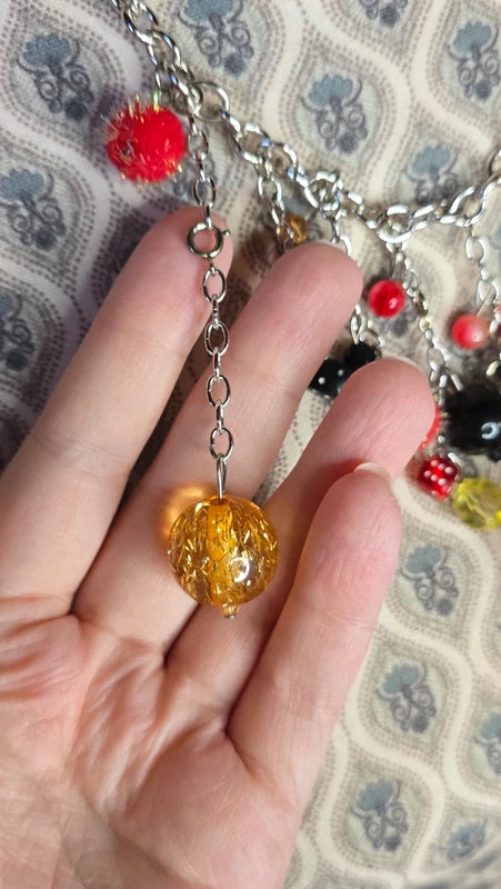 collier plastron - marque Lollipops - neuf - chaine argenté maillon en acier inoxydable - pendentif breloques charms perles facette pompons brillants