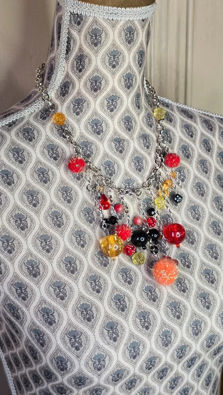 collier plastron - marque Lollipops - neuf - chaine argenté maillon en acier inoxydable - pendentif breloques charms perles facette pompons brillants