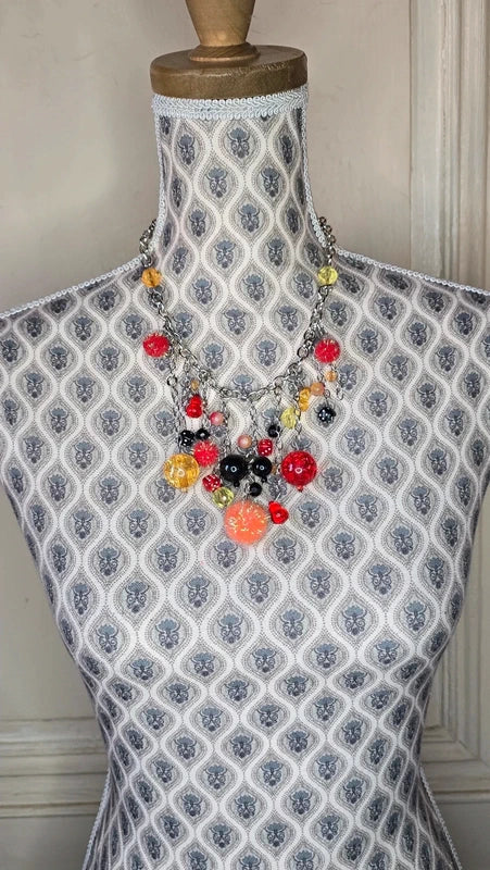 collier plastron - marque Lollipops - neuf - chaine argenté maillon en acier inoxydable - pendentif breloques charms perles facette pompons brillants