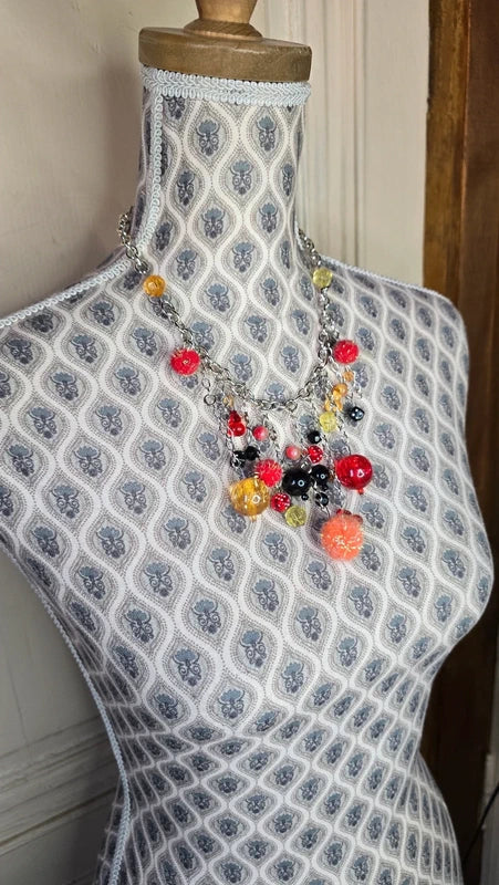 collier plastron - marque Lollipops - neuf - chaine argenté maillon en acier inoxydable - pendentif breloques charms perles facette pompons brillants