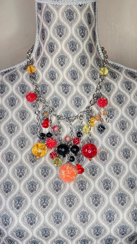 collier plastron - marque Lollipops - neuf - chaine argenté maillon en acier inoxydable - pendentif breloques charms perles facette pompons brillants