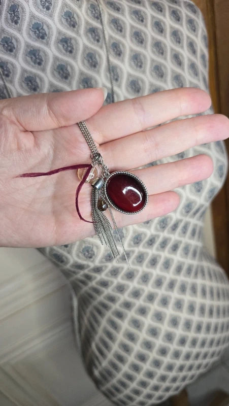 collier sautoir - chaine argenté - pendentif breloque charms perle cabochon pierre rouge bordeaux rose pampille - chic
