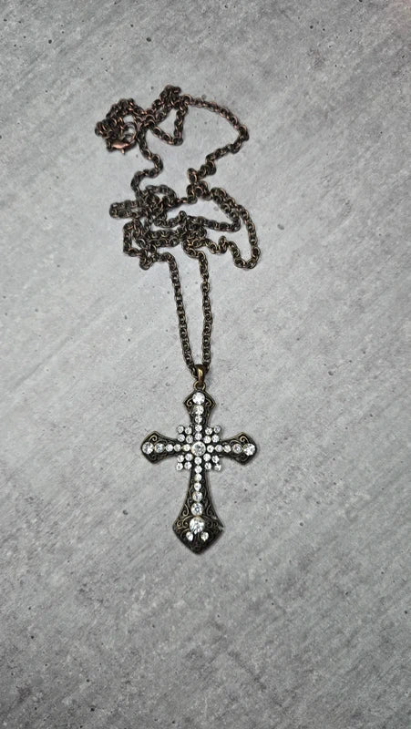 collier sautoir vintage - neuf - chaine bronze en acier - pendentif croix strass argenté brillant - gravé travaillé