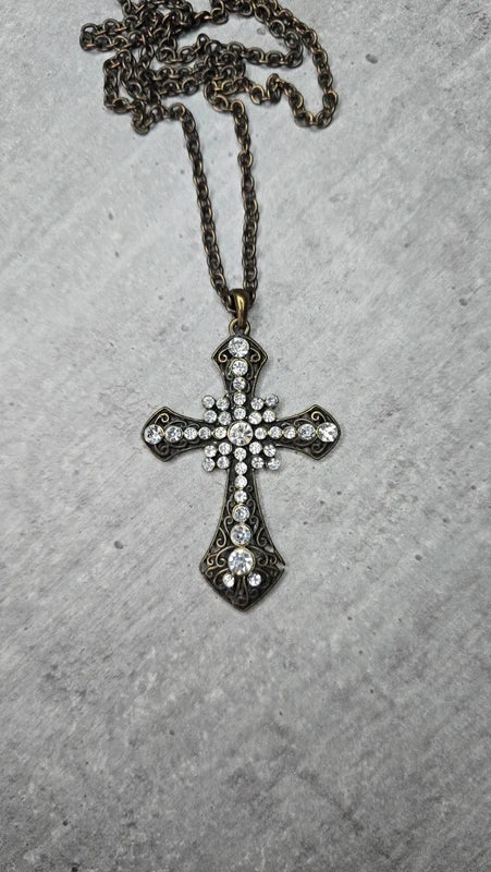 collier sautoir vintage - neuf - chaine bronze en acier - pendentif croix strass argenté brillant - gravé travaillé