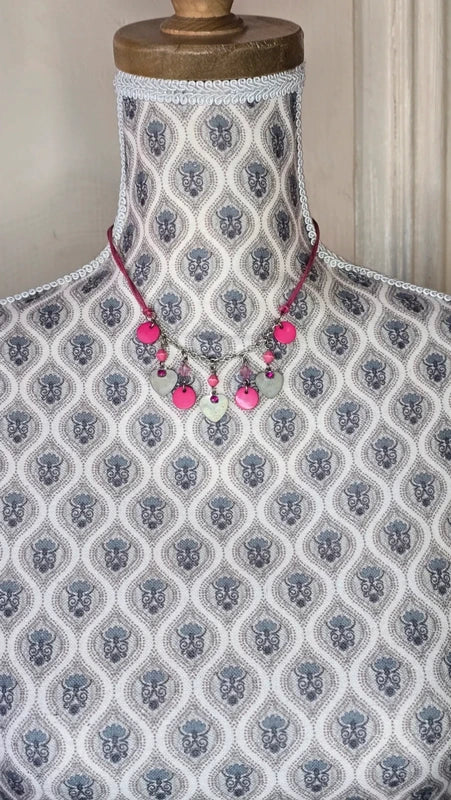 collier vintage - cordon rose - pendentif perles strass pierre rond coeur - rose fuchsia argenté vieilli