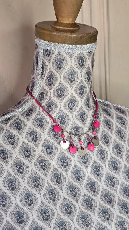 collier vintage - cordon rose - pendentif perles strass pierre rond coeur - rose fuchsia argenté vieilli