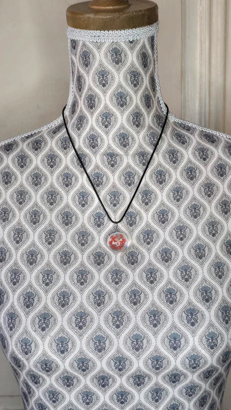 collier - neuf - fait main - cordon noir pendentif fleurs séchées rouge - résine artisanal