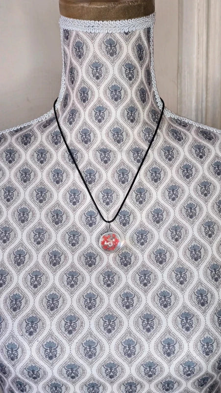 collier - neuf - fait main - cordon noir pendentif fleurs séchées rouge - résine artisanal