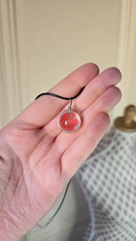 collier - neuf - fait main - cordon noir pendentif fleurs séchées rouge - résine artisanal