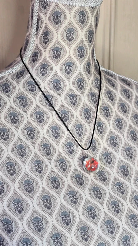 collier - neuf - fait main - cordon noir pendentif fleurs séchées rouge - résine artisanal