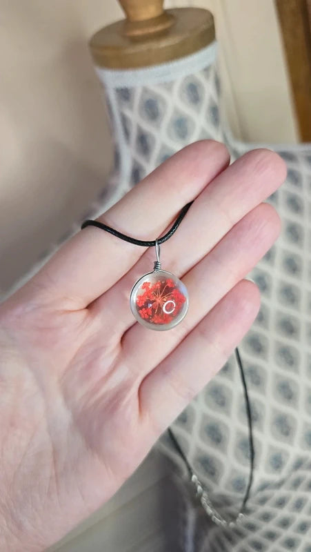 collier - neuf - fait main - cordon noir pendentif fleurs séchées rouge - résine artisanal