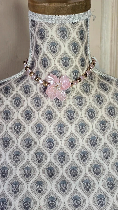 collier -  neuf - perles rose nacré doré coeur - pendentif fleurs pétales coeur brillant - chic
