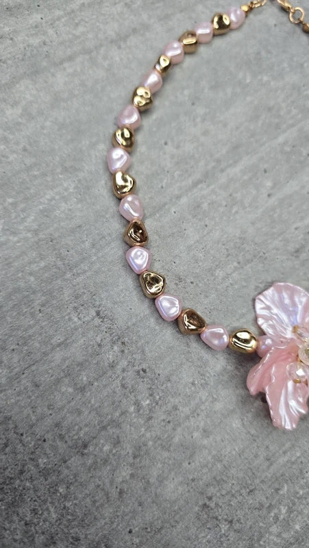 collier -  neuf - perles rose nacré doré coeur - pendentif fleurs pétales coeur brillant - chic
