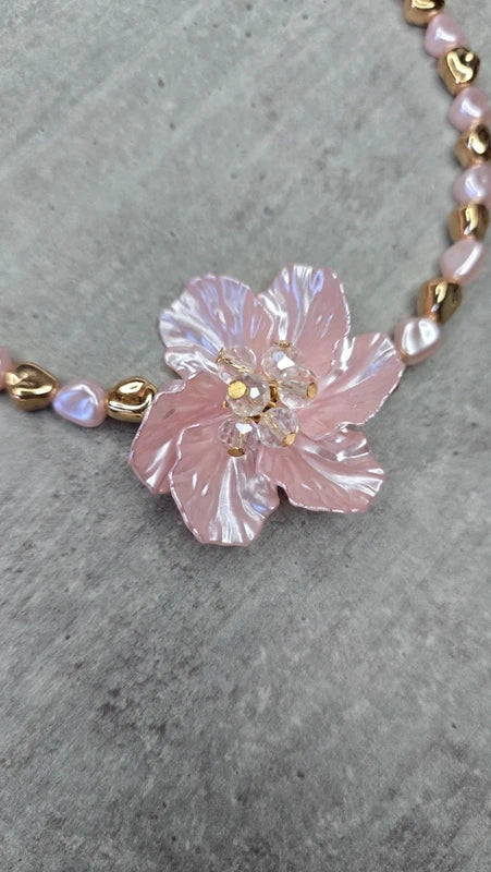 collier -  neuf - perles rose nacré doré coeur - pendentif fleurs pétales coeur brillant - chic