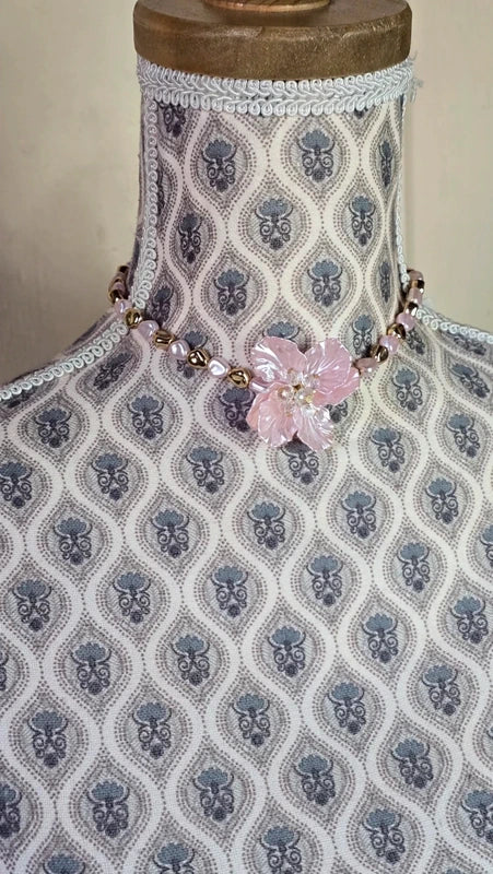 collier -  neuf - perles rose nacré doré coeur - pendentif fleurs pétales coeur brillant - chic