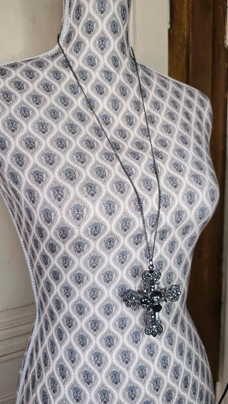 collier sautoir vintage - croix gothique strass noir gravé - tete de mort rose grand pendentif