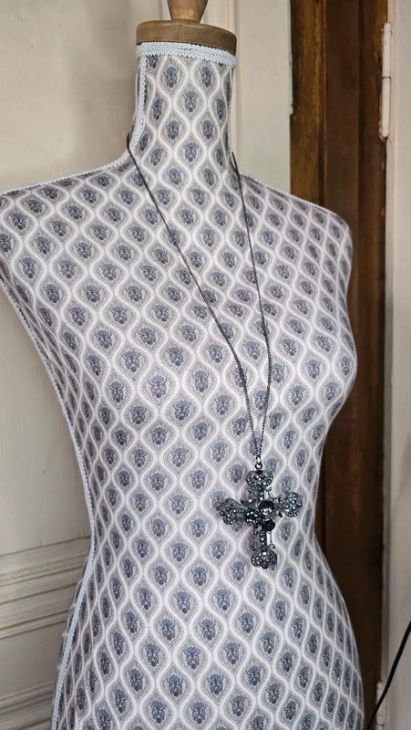 collier sautoir vintage - croix gothique strass noir gravé - tete de mort rose grand pendentif