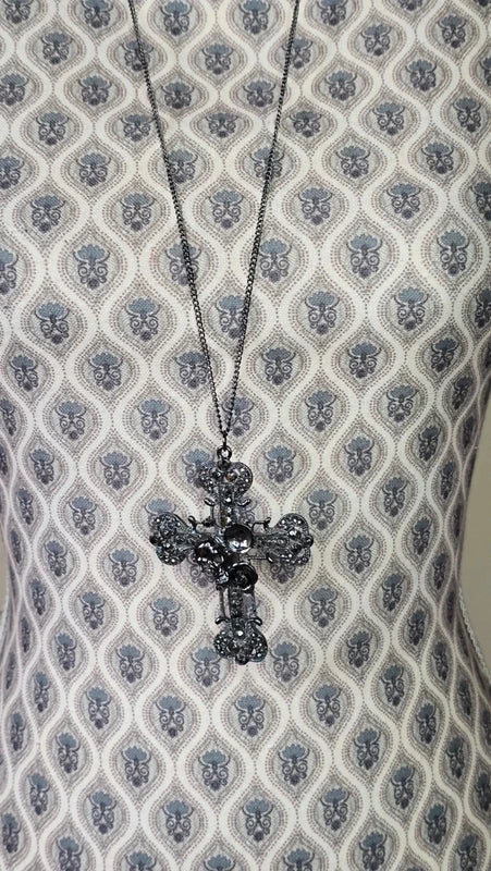 collier sautoir vintage - croix gothique strass noir gravé - tete de mort rose grand pendentif