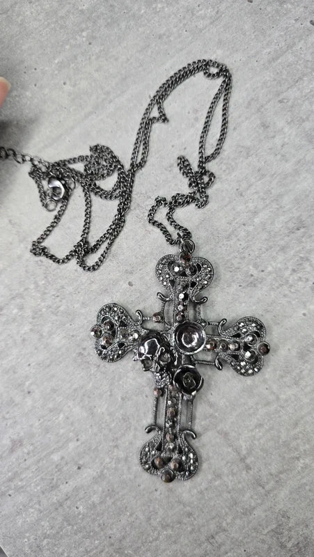 collier sautoir vintage - croix gothique strass noir gravé - tete de mort rose grand pendentif