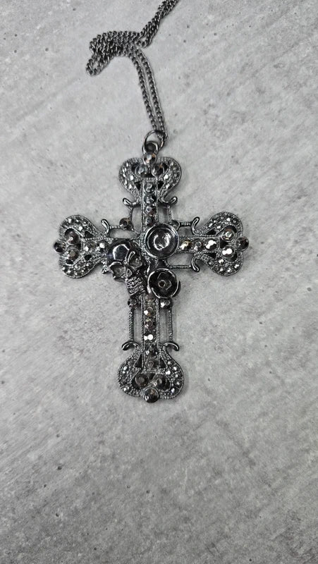 collier sautoir vintage - croix gothique strass noir gravé - tete de mort rose grand pendentif