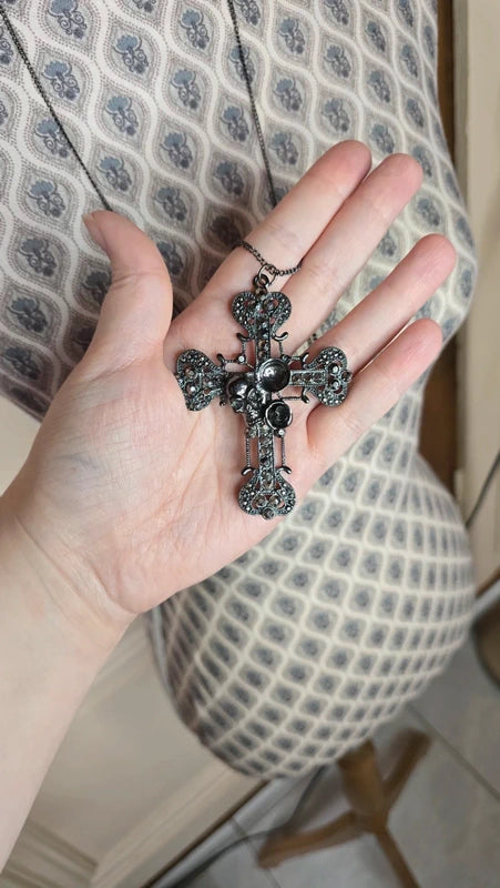 collier sautoir vintage - croix gothique strass noir gravé - tete de mort rose grand pendentif