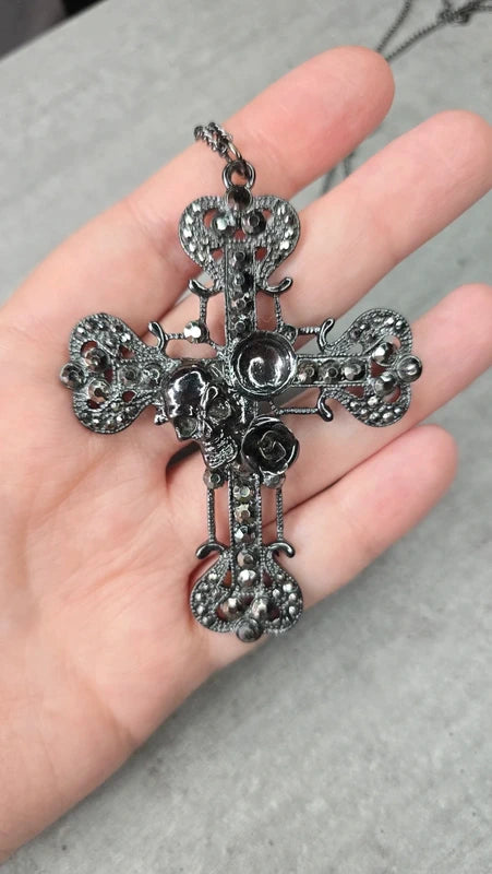 collier sautoir vintage - croix gothique strass noir gravé - tete de mort rose grand pendentif
