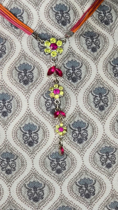 collier vintage - neuf - cordon rose orange - pendentif cascade fleurs - pierres strass rose fuchsia vert - chic