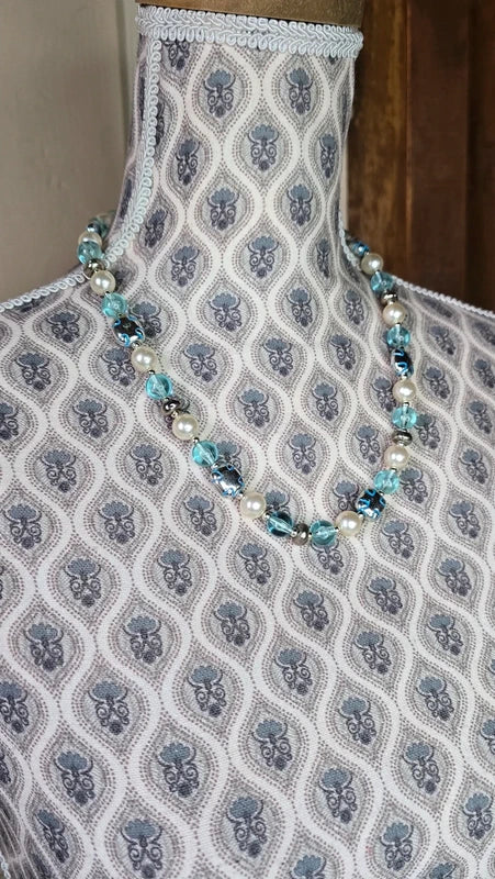 Collier vintage - neuf - perles blanc nacré bleu translucide argenté - rétro chic élégant