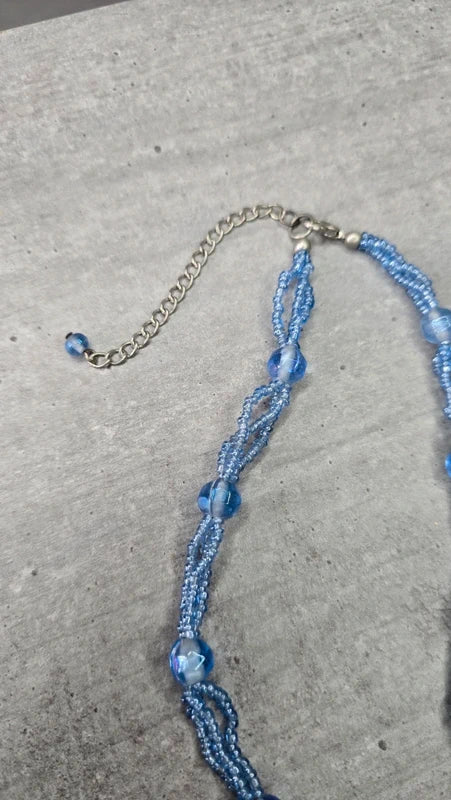 collier vintage sautoir - neuf - effet cravate - perles en verre bleu translucide brillantes - élégante chic - forme y