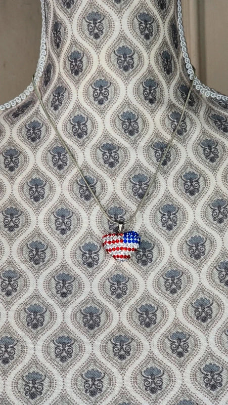 collier vintage - neuf - chaine argenté - pendentif coeur strass drapeau USA américain etats unis - brillant