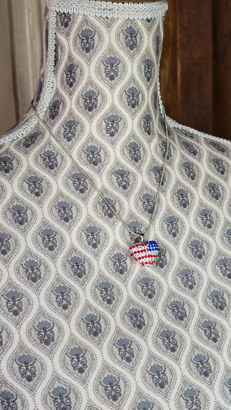 collier vintage - neuf - chaine argenté - pendentif coeur strass drapeau USA américain etats unis - brillant
