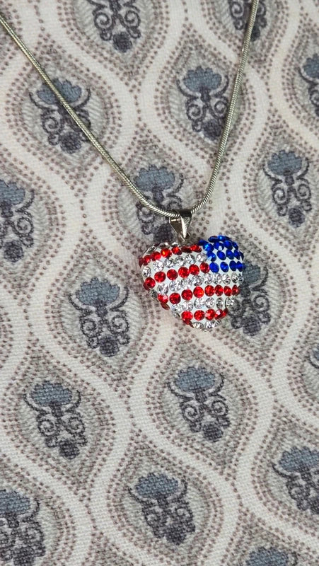 collier vintage - neuf - chaine argenté - pendentif coeur strass drapeau USA américain etats unis - brillant