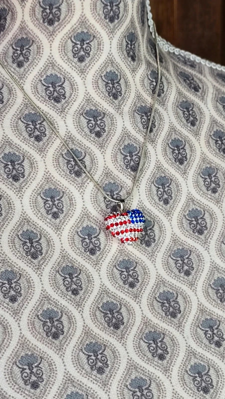 collier vintage - neuf - chaine argenté - pendentif coeur strass drapeau USA américain etats unis - brillant